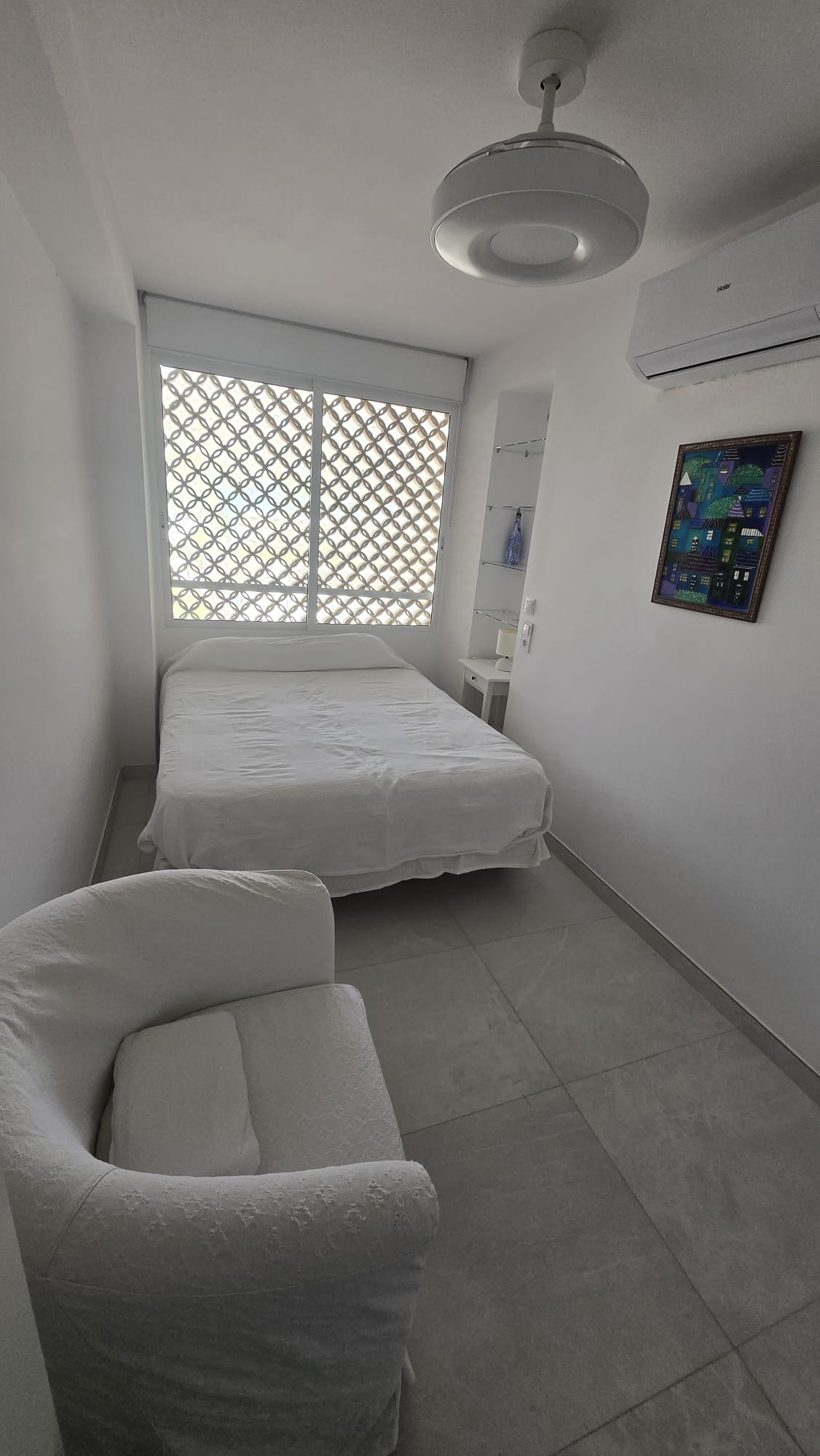Bright bedroom with double bed, air conditioning, ceiling fan and armchair in the El Campello apartment