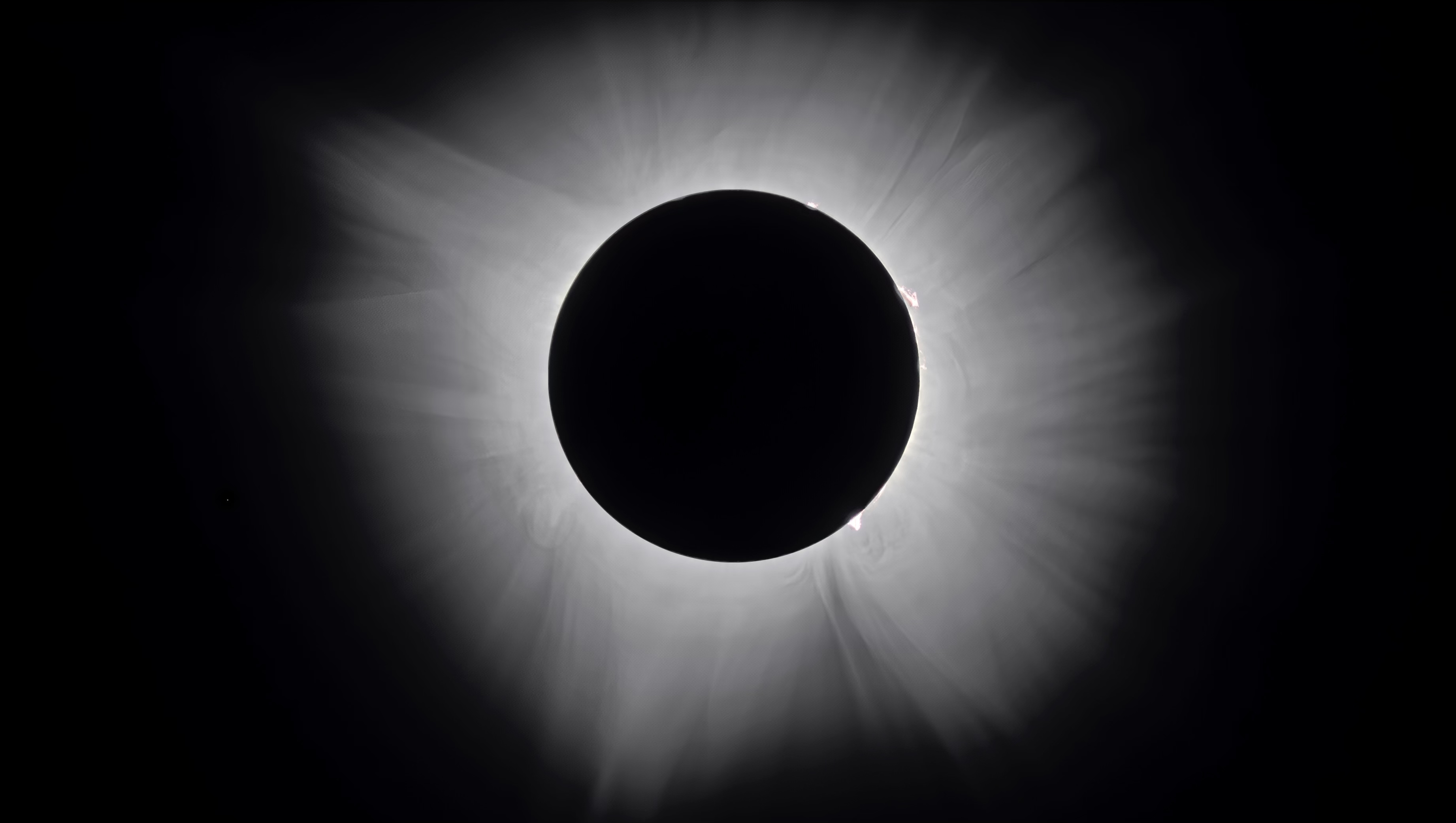 Total solar eclipse with the Sun corona visible — the effect that will be seen from Castellón on 12 August 2026